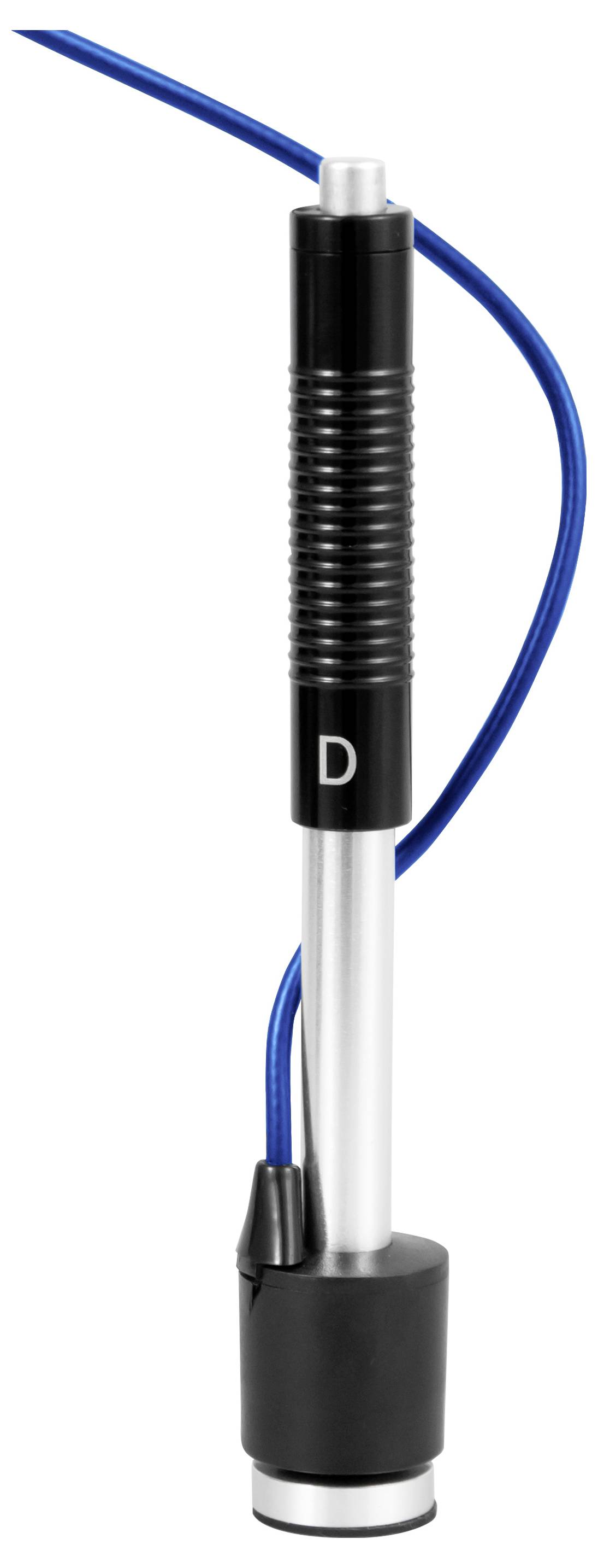 Dispositif cylindrique noir étiqueté « D » avec un câble bleu, monté sur une base argentée et noire sur fond blanc.