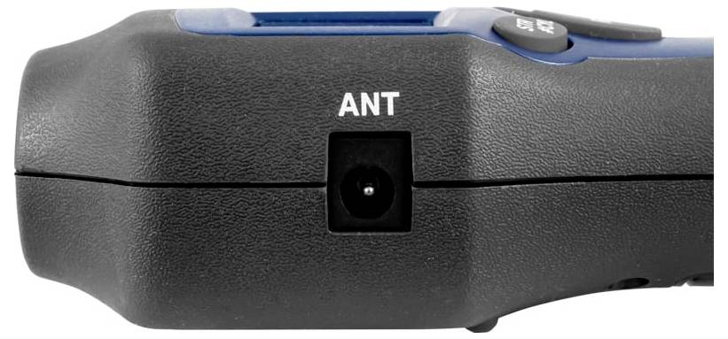 Gros plan d'un appareil noir montrant un port étiqueté « ANT » sur le panneau arrière, avec une bordure supérieure bleue et un bouton d'alimentation visible.