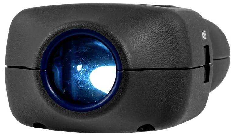 Projecteur compact noir avec un objectif bleu luminescent, présenté de face sur un fond blanc.