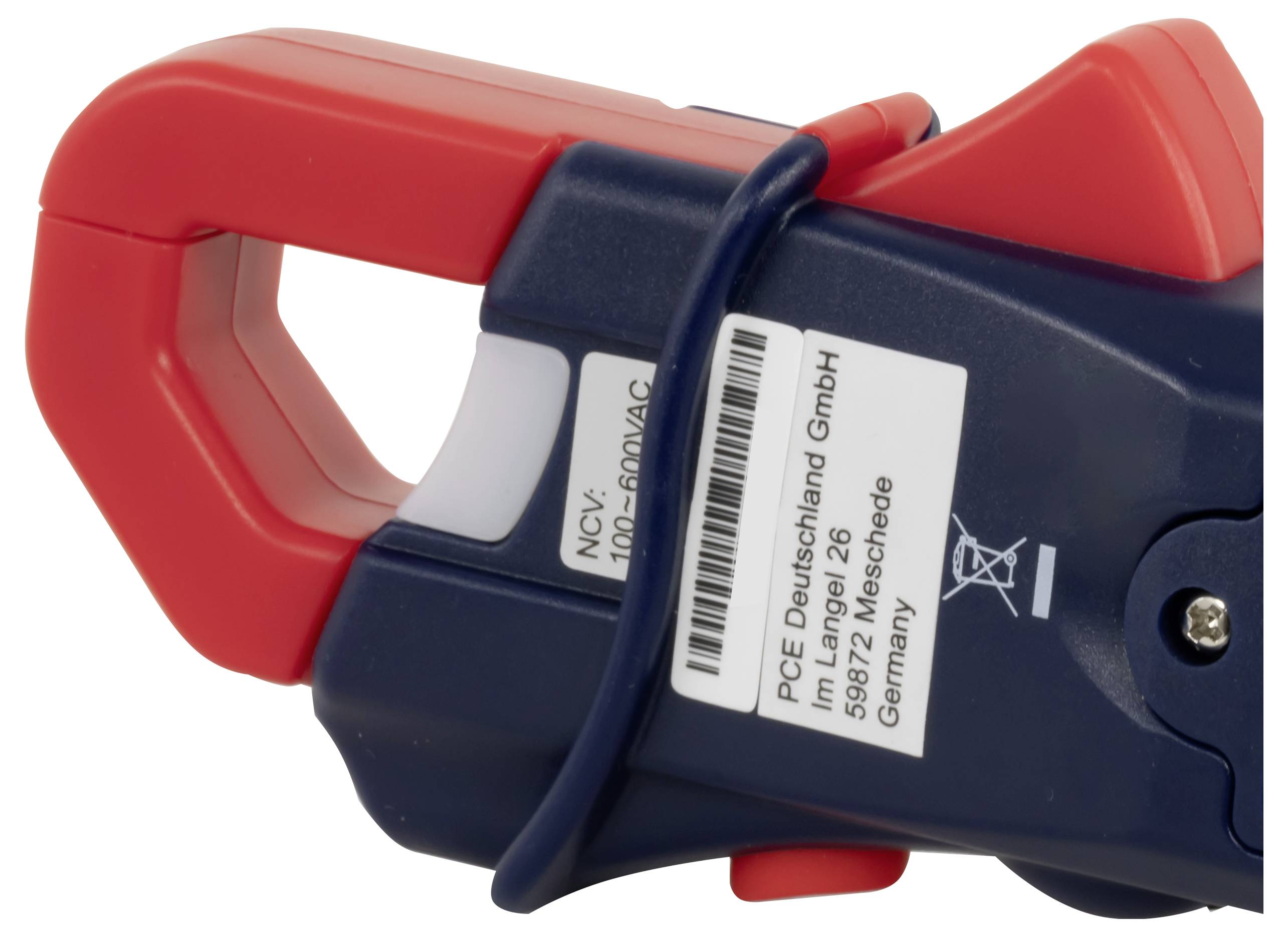 Gros plan d'un pince-ampèremètre rouge et bleu foncé avec une étiquette blanche et un câble attaché, présenté sur un fond blanc.