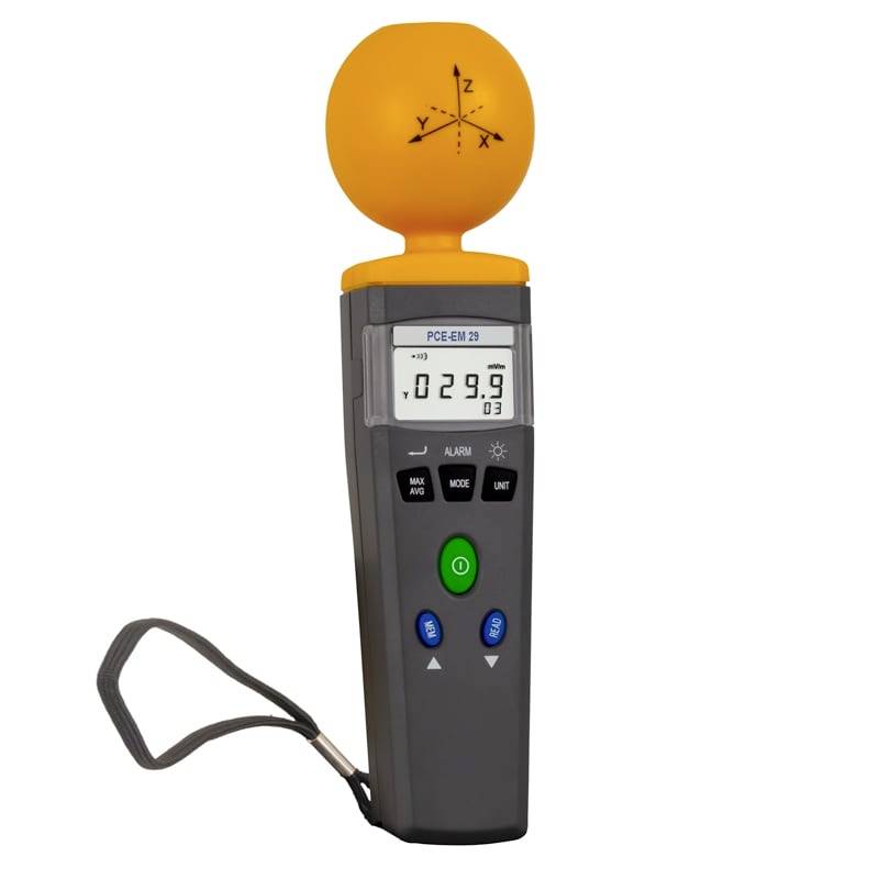 Sonomètre portatif avec capuchon de microphone orange et affichage numérique affichant 029.9, montré avec bracelet de poignet sur fond blanc.