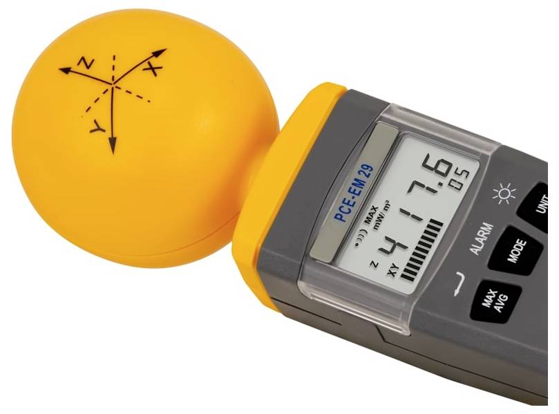 Bouchon de capteur orange et appareil de mesure numérique portatif affichant l'orientation des axes xyz et les lectures.