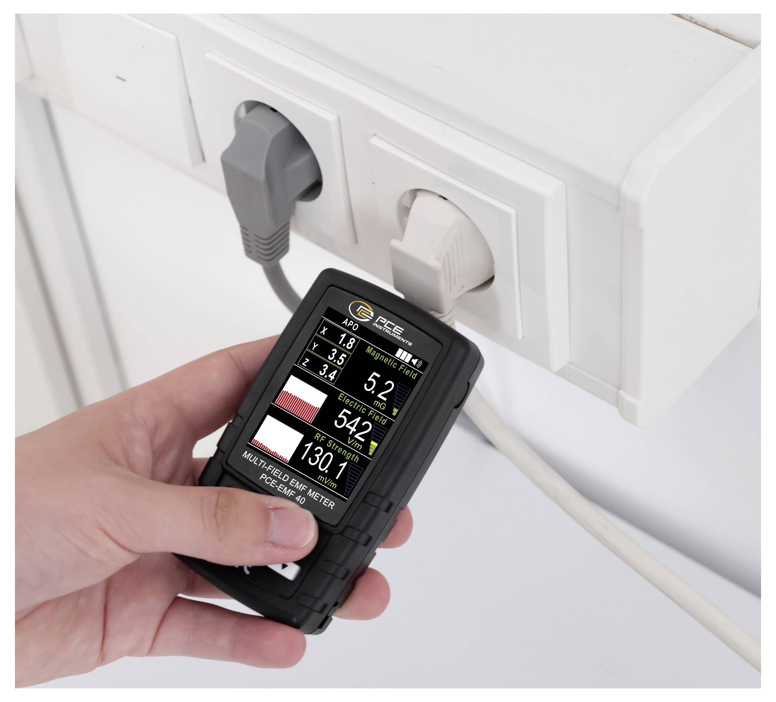 Compteur de puissance portatif mesurant la consommation d'électricité à une prise murale avec un appareil branché.