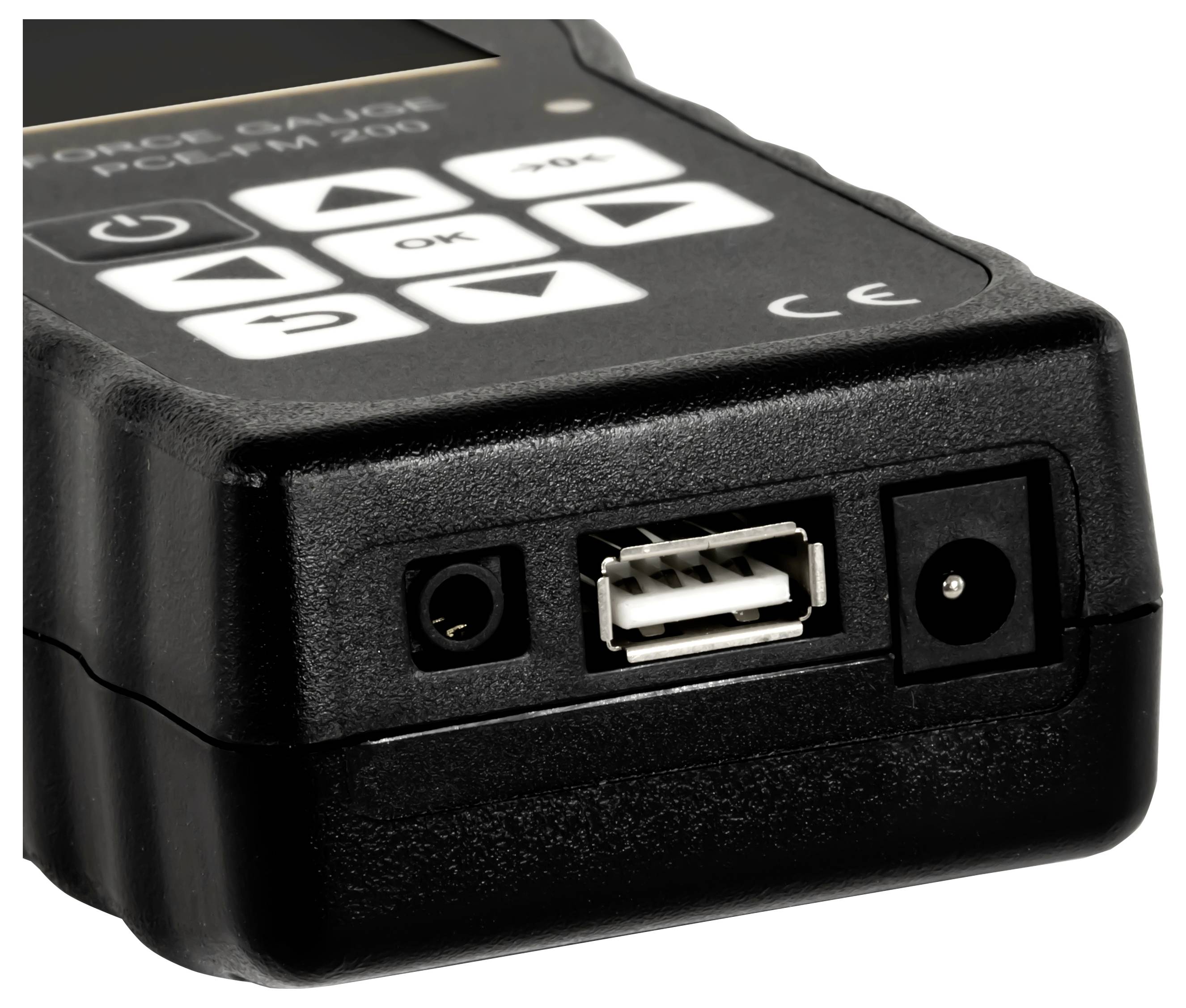 Gros plan d'un chargeur de batterie/adaptateur d'alimentation Canon noir montrant un port USB, une prise d'entrée CC et un connecteur d'alimentation.
