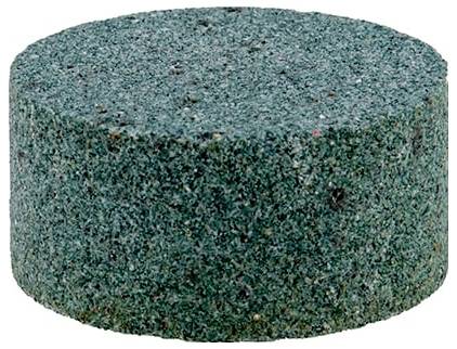Pierre abrasive verte cylindrique pour meule sur fond blanc.