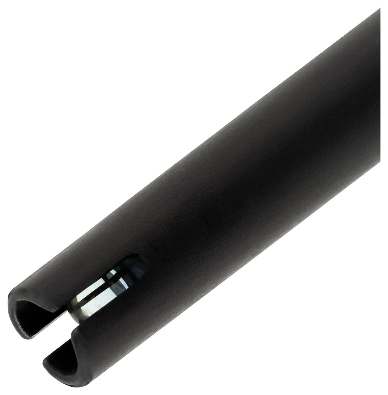 Gaine de câble isolante noire avec ouverture fendue, montrant une petite section du fil intérieur à travers la découpe.