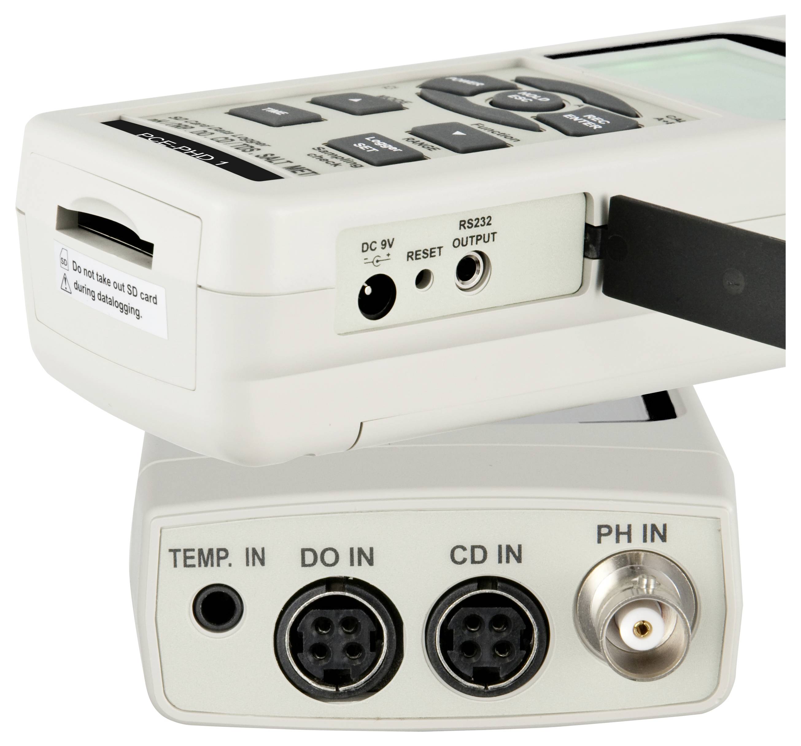 Gros plan d'un appareil de diagnostic portatif montrant les ports d'entrée et de sortie étiquetés TEMP. IN, DO IN, CD IN, PH IN, DC 9V, RESET, et RS232 OUTPUT.
