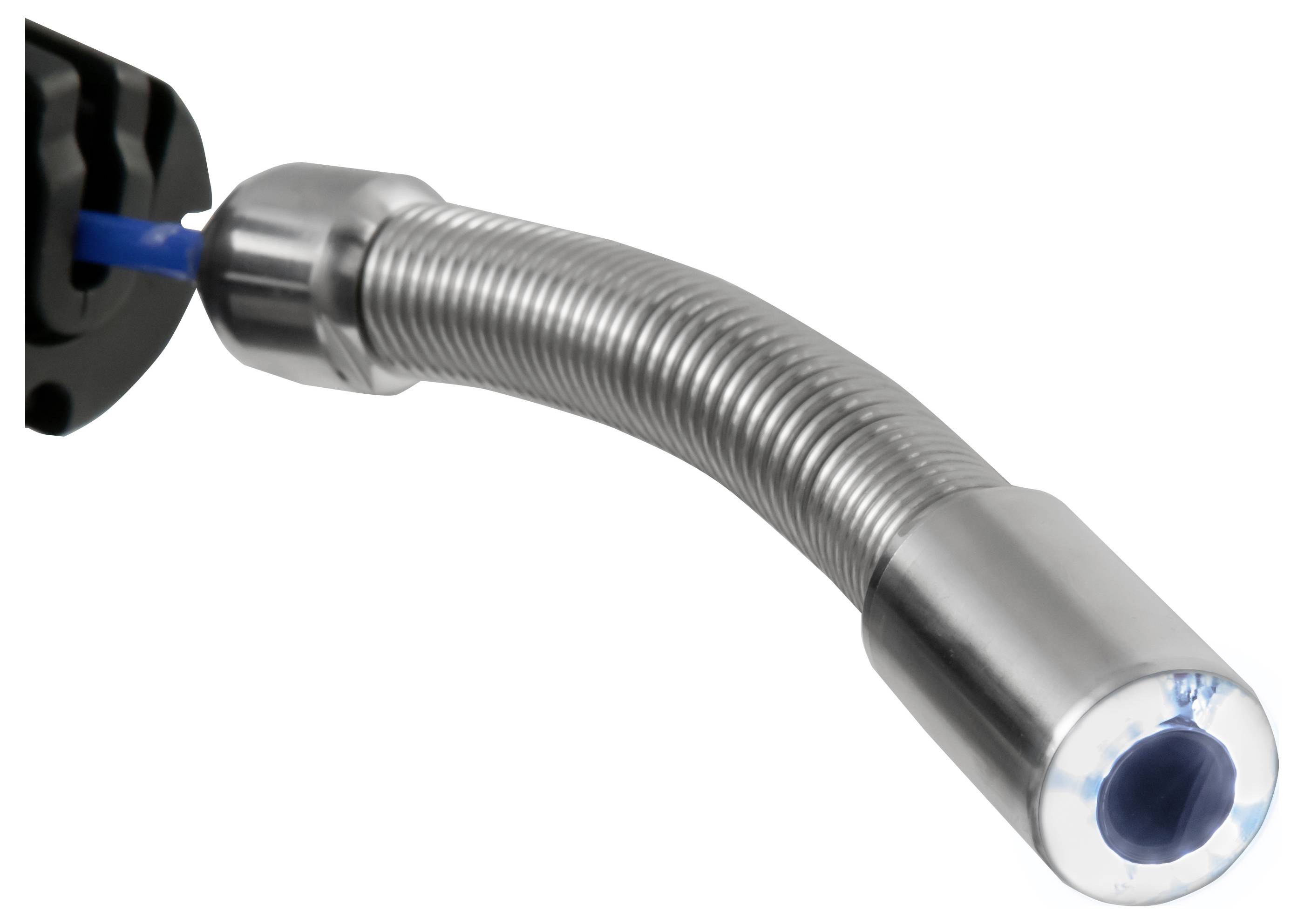 Gros plan d'un tuyau ou conduit métallique ondulé flexible avec des raccords brillants, connecté à une buse noire sur un fond blanc.