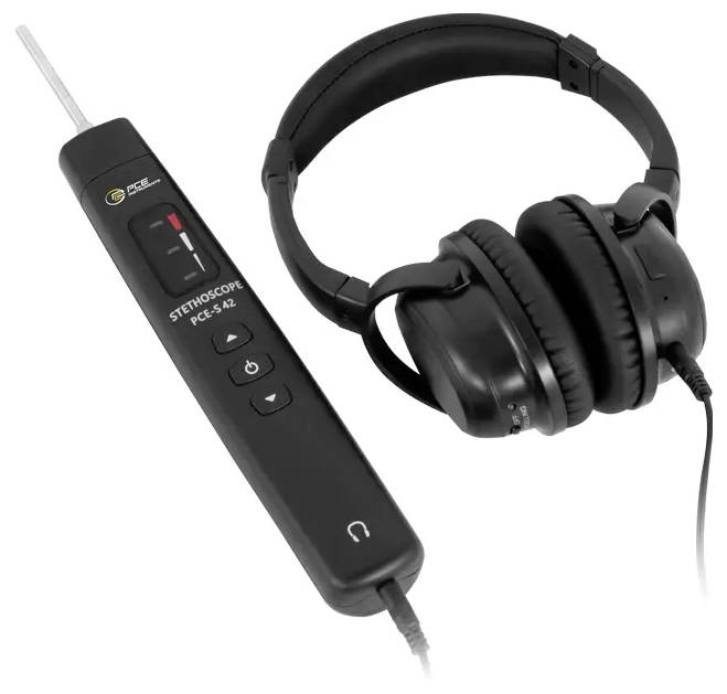 Un ensemble d'écouteurs noirs et un long appareil noir avec des boutons, ressemblant à une télécommande ou à une unité de contrôle, sont disposés ensemble.