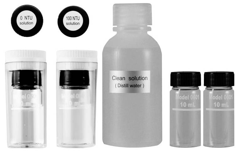 Ensemble de récipients échantillons pour l'étalonnage de la turbidité : fioles de 0 NTU et 100 NTU, une bouteille étiquetée « Solution de nettoyage (eau distillée) », et deux flacons modèles de 10 mL.