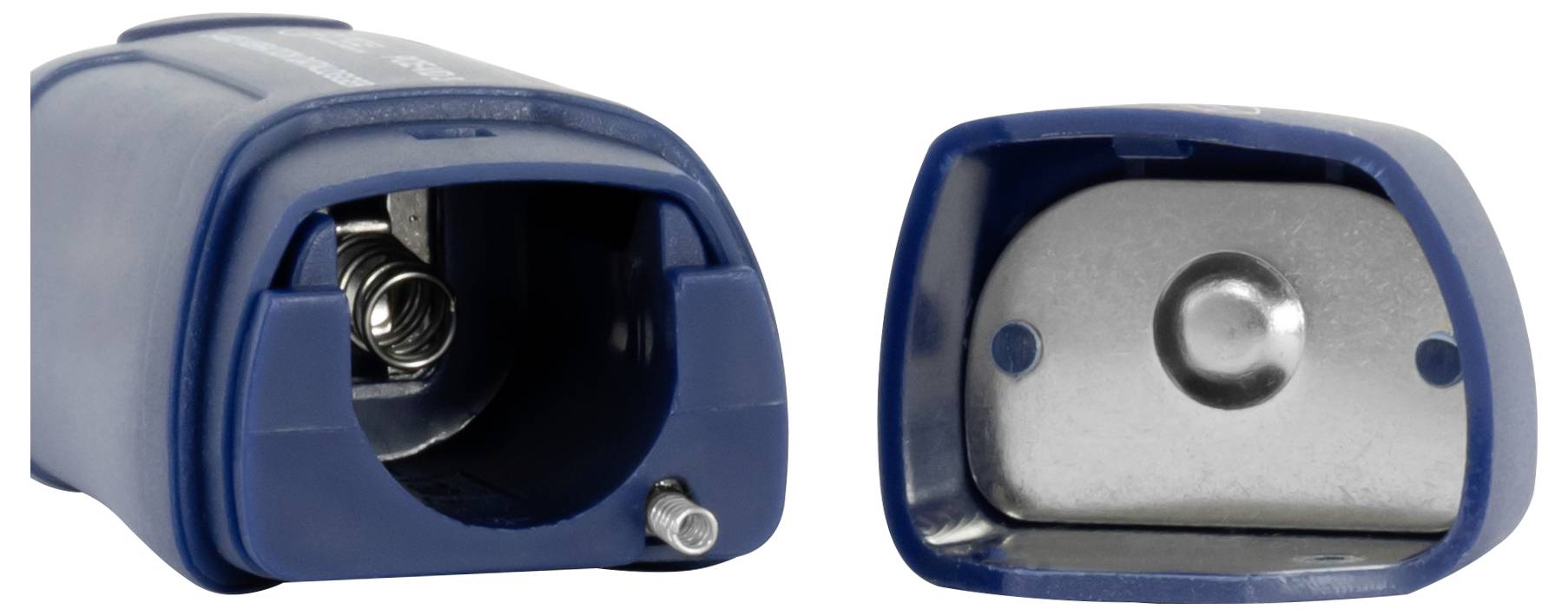 Lampe de poche en plastique bleu montrée ouverte avec l'ampoule et le ressort visibles à gauche, et son capuchon d'extrémité amovible en argent montré séparément à droite.