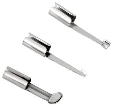 Trois outils de manucure en acier inoxydable avec de petites pointes métalliques, présentés sur un fond blanc.