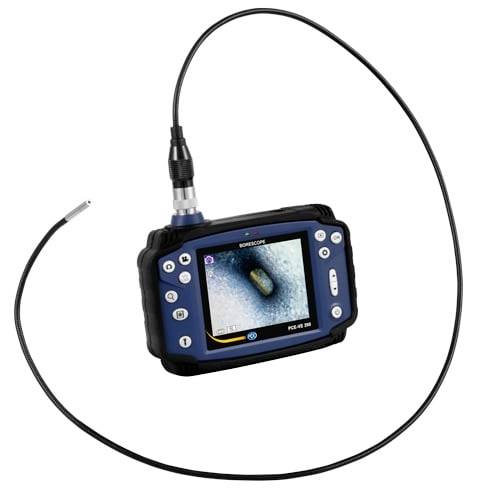 Caméra d'inspection endoscope portable avec câble flexible et sonde, affichant une vue rapprochée sur son écran.