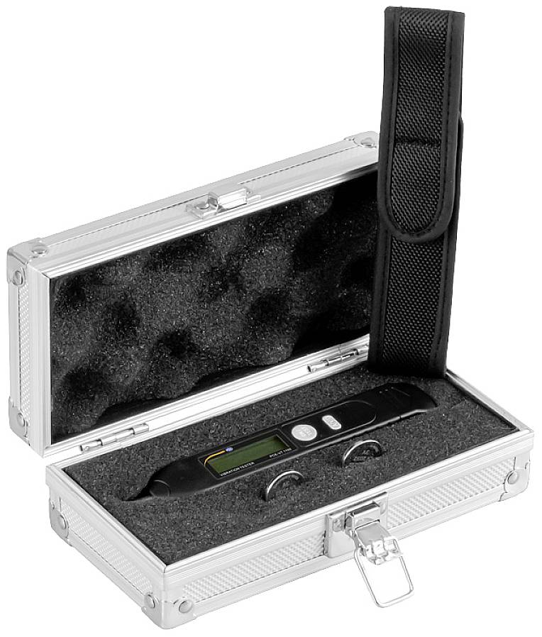 Appareil de mesure numérique dans un coffret en aluminium ouvert et rembourré, avec support de ceinture. Adapté pour des mesures précises lors de déplacements.