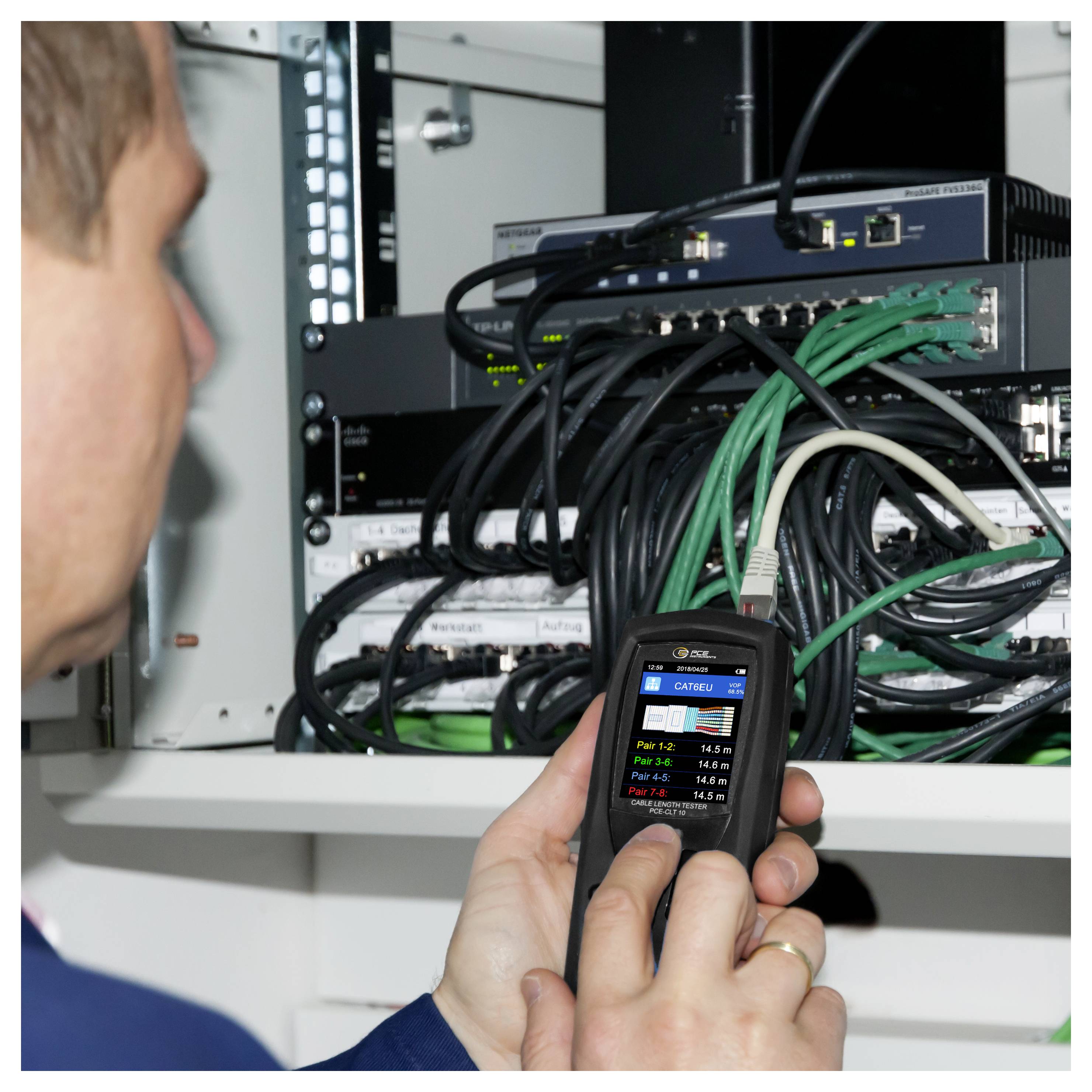 Technicien testant le câblage réseau dans un rack serveur avec un testeur de câble portatif affichant les mesures.