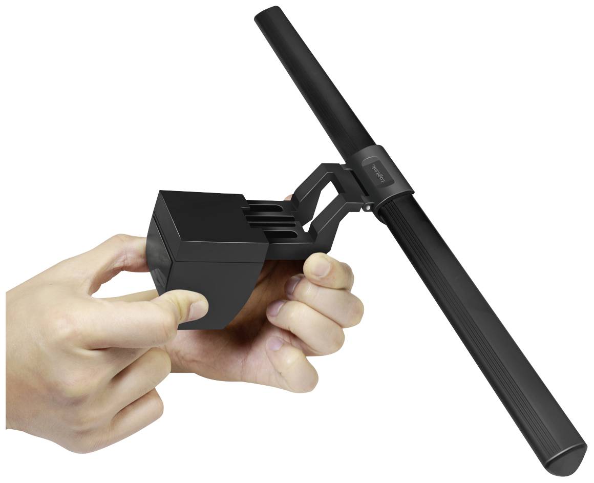 Une personne tient une lampe noire et allongée avec un interrupteur. La lampe a un design moderne et est manipulée avec deux doigts.