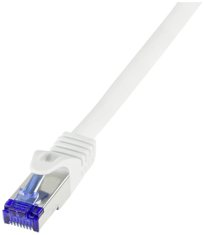 Un câble Ethernet blanc avec une prise RJ-45 bleue à une extrémité, représenté sur un fond blanc.