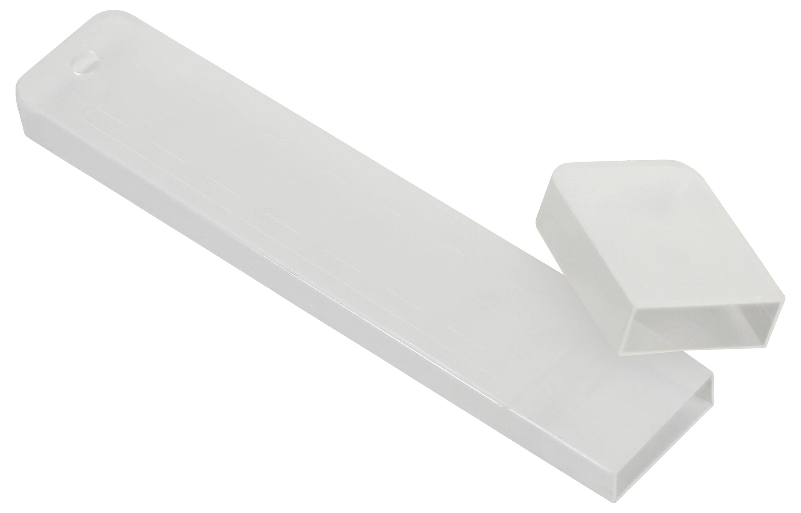 Un récipient en plastique blanc, rectangulaire et étroit, muni d'un couvercle amovible, est posé sur une surface blanche.