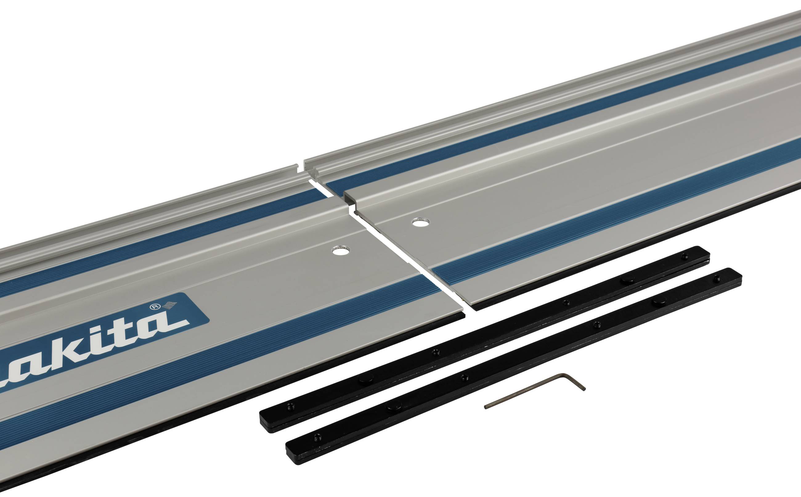 Deux pièces de rail avec une bande bleue et le logo Makita, reliées par deux plaques de connexion noires. Une clé hexagonale est posée à côté.
