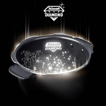 Casserole noire avec revêtement scintillant semblable à un diamant. Logo 'Xwall Diamond' en haut. Présentation luxueuse et robuste.