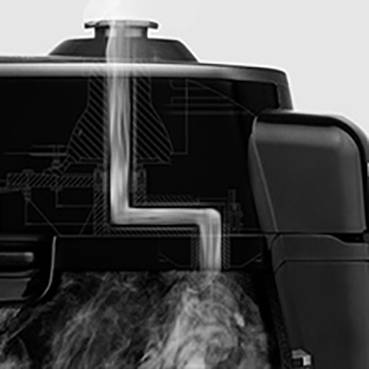 Une bouilloire en noir et blanc avec de la vapeur s'échappant de son bec verseur. Un diagramme technique en arrière-plan montre l'intérieur de l'appareil.
