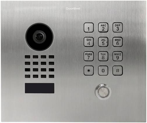 Un interphone argenté avec caméra, haut-parleur, clavier et bouton de sonnette.