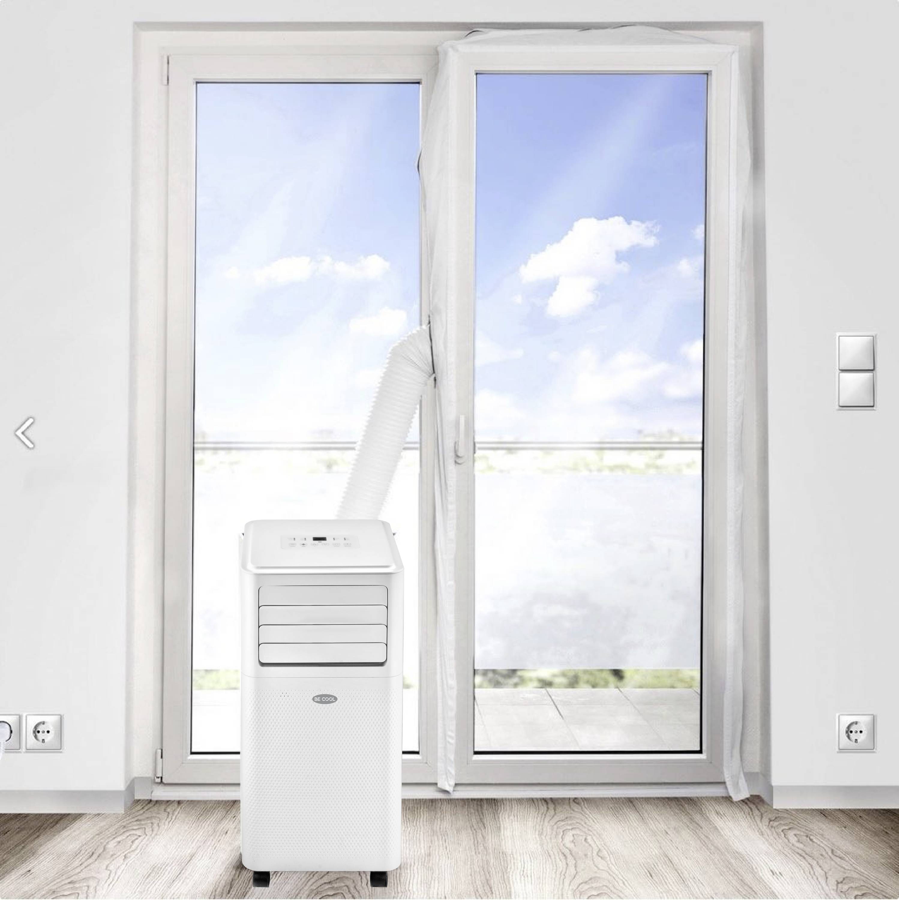 Un climatiseur mobile est placé devant une porte-fenêtre ouverte, avec un tuyau d'évacuation dirigé vers l'extérieur ; une pièce lumineuse est visible en arrière-plan.