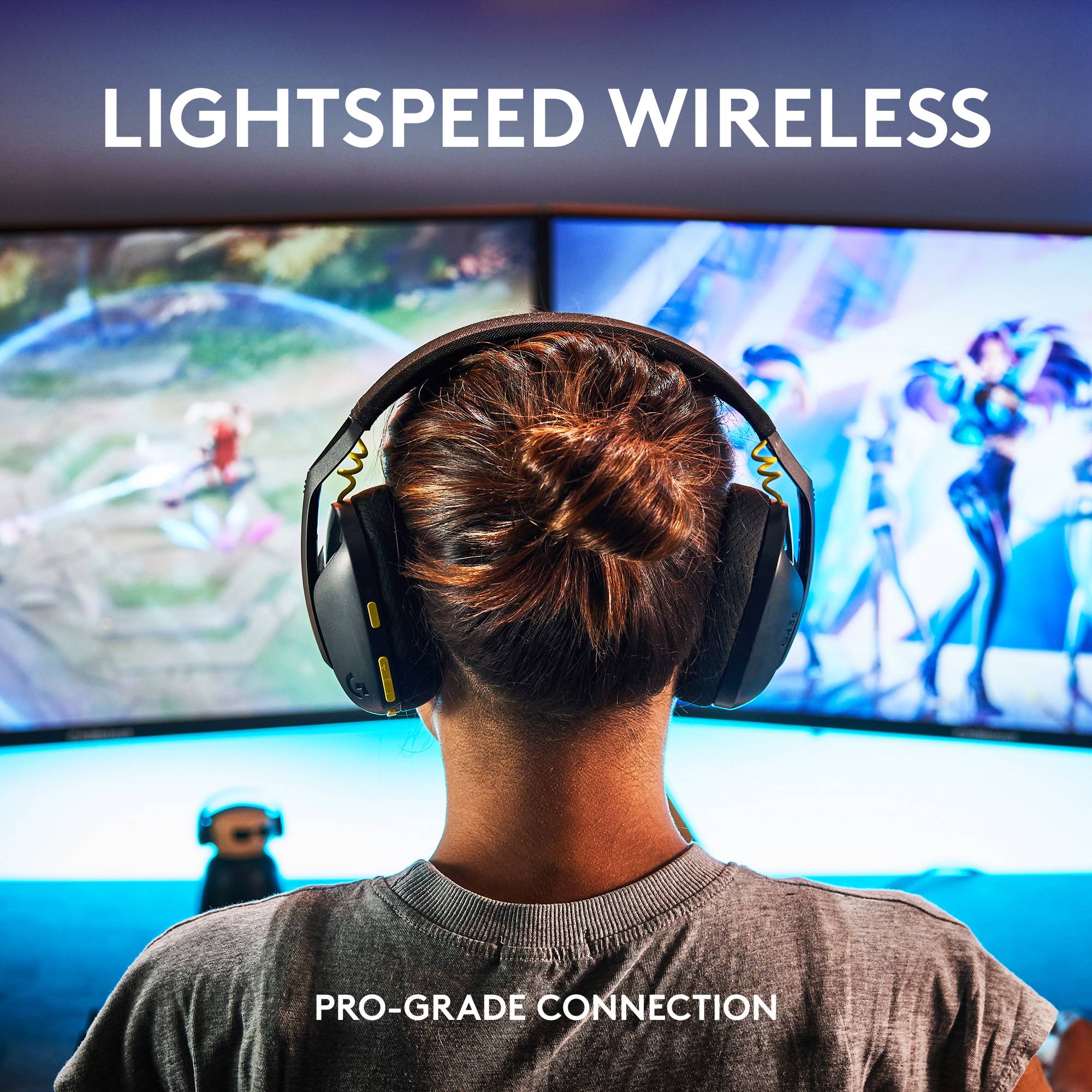 Un joueur porte des écouteurs, joue à un jeu vidéo sur plusieurs écrans. Texte sur l'image : « Technologie Lightspeed sans fil »