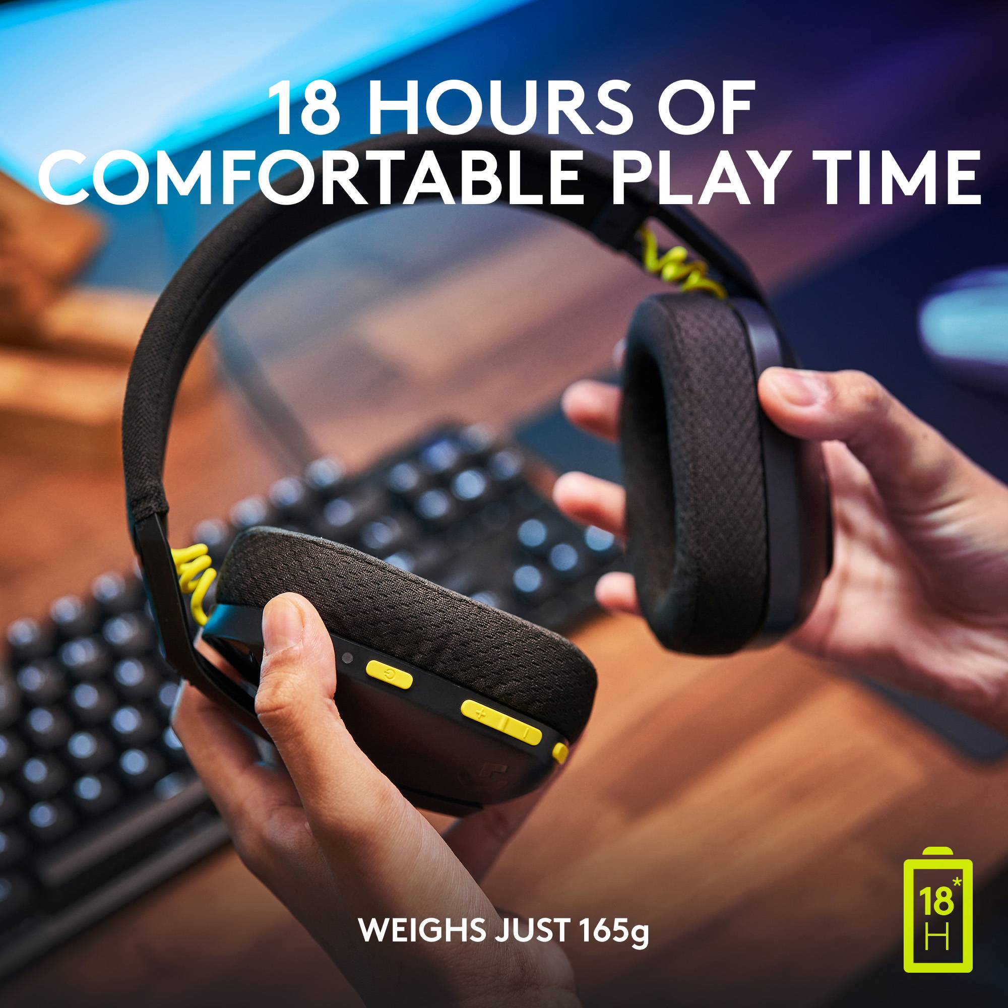 Une paire d'écouteurs noirs est tenue au-dessus d'un clavier. Texte : '18 heures de jeu confortable', 'Seulement 165 g de poids'.