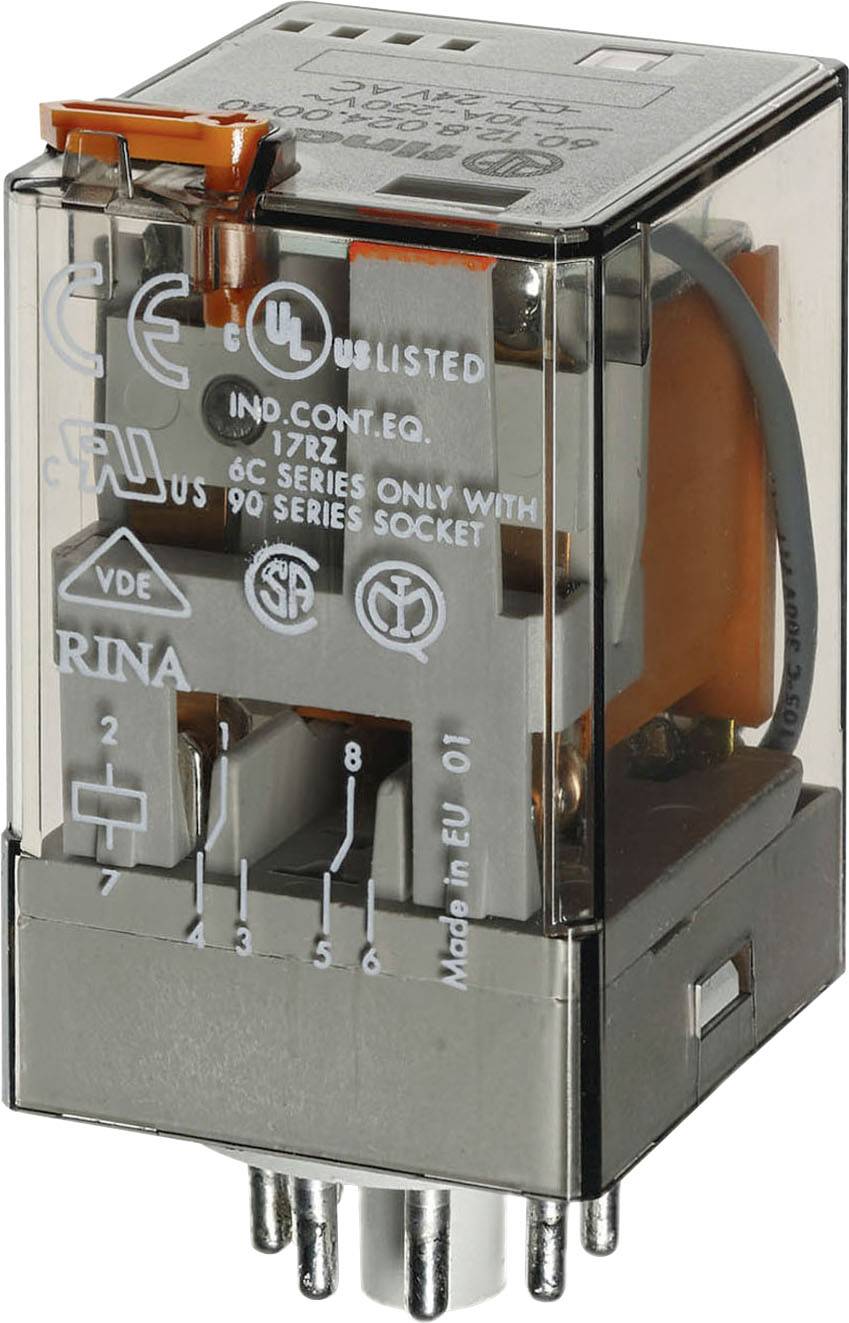 Un relais électrique dans un boîtier transparent montre différents contacts et symboles de certifications de sécurité.