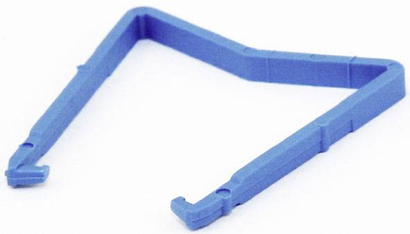 Un clip en plastique bleu en forme de Z est posé sur une surface blanche.