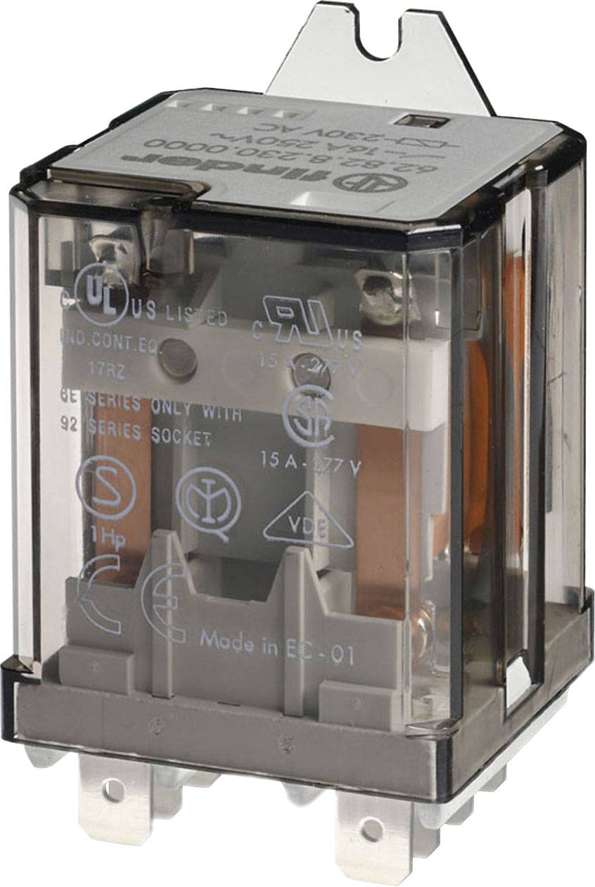 Un relais rectangulaire avec un couvercle transparent en plastique ; affiche des informations électriques et du fabricant sur sa face supérieure.