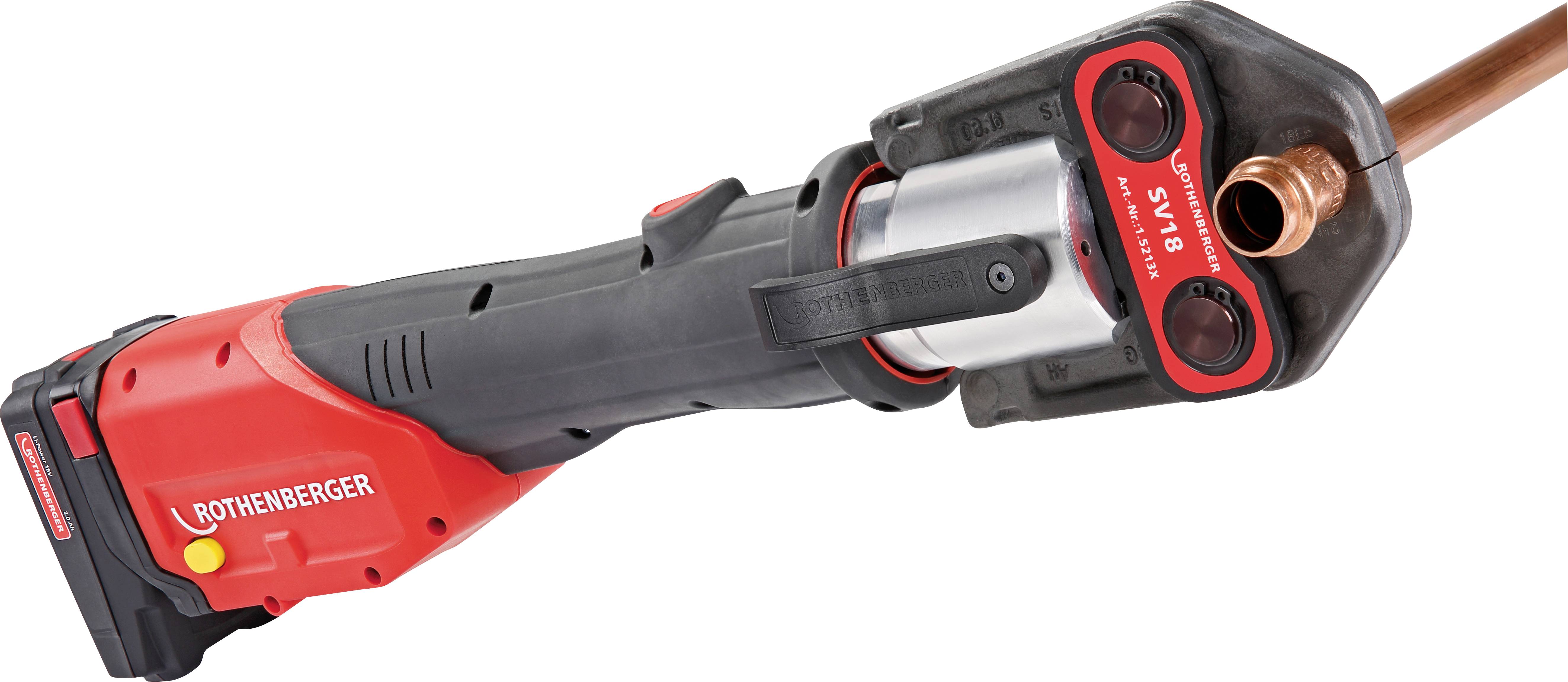 Un outil de sertissage électrique rouge et noir est utilisé pour connecter un tube de cuivre. Le nom de la marque est visible sur l'outil.