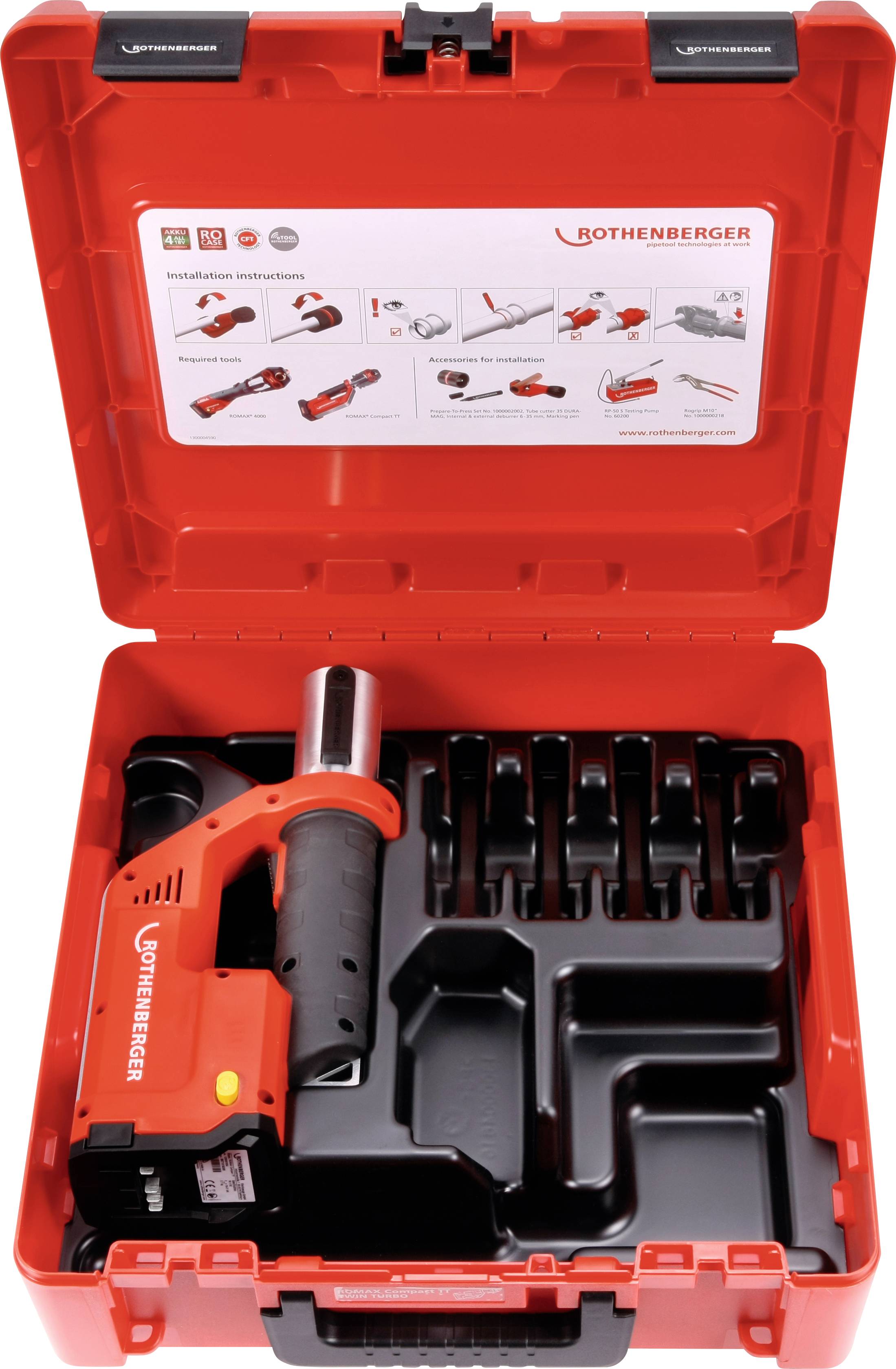 Une valise rouge en plastique contenant un outil électrique et différents accessoires. Instructions sous forme de pictogrammes dans le couvercle.