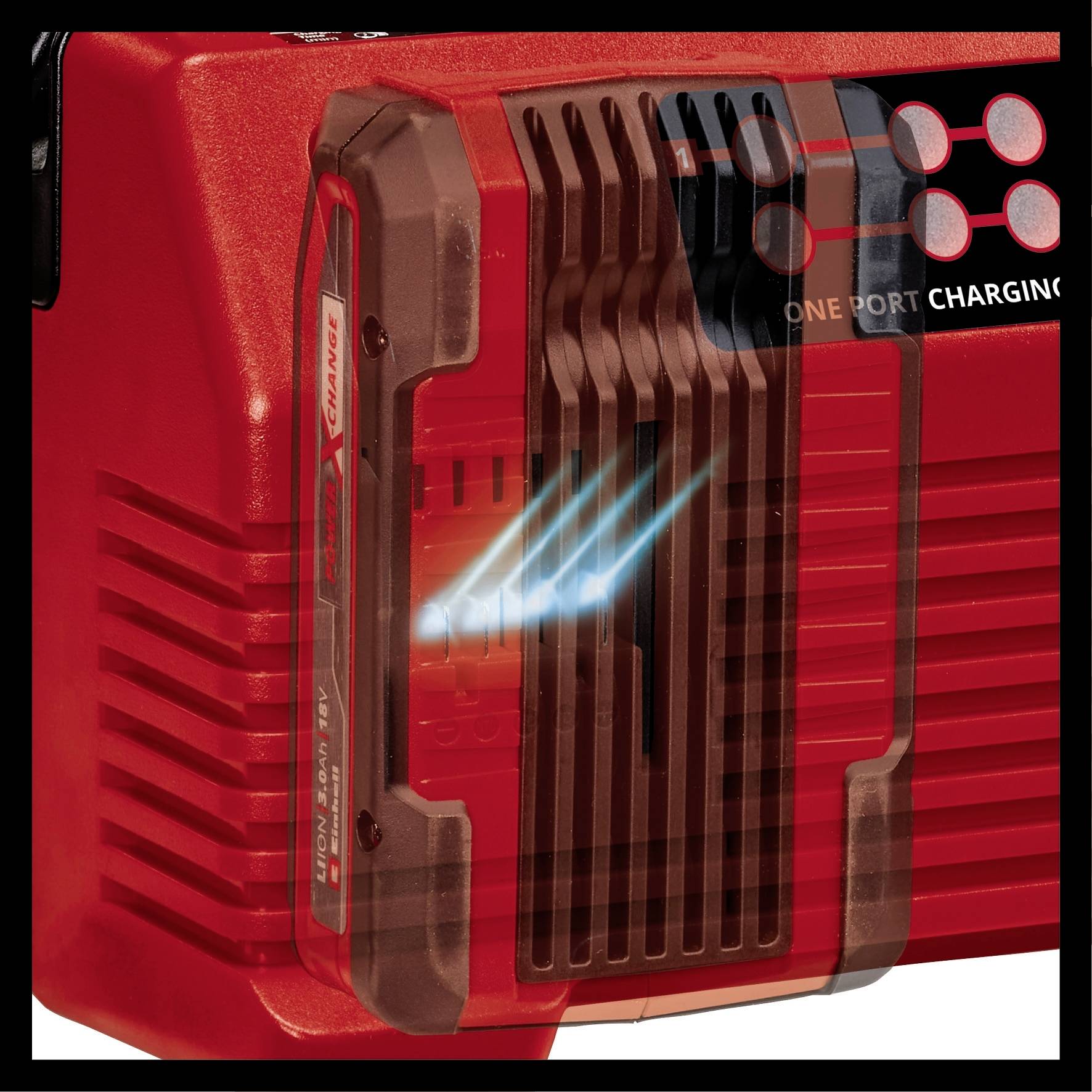 Chargeur de batterie rouge avec indicateur lumineux et inscription 'One Port Charging'. Une grille d'aération extensible en accordéon est visible.