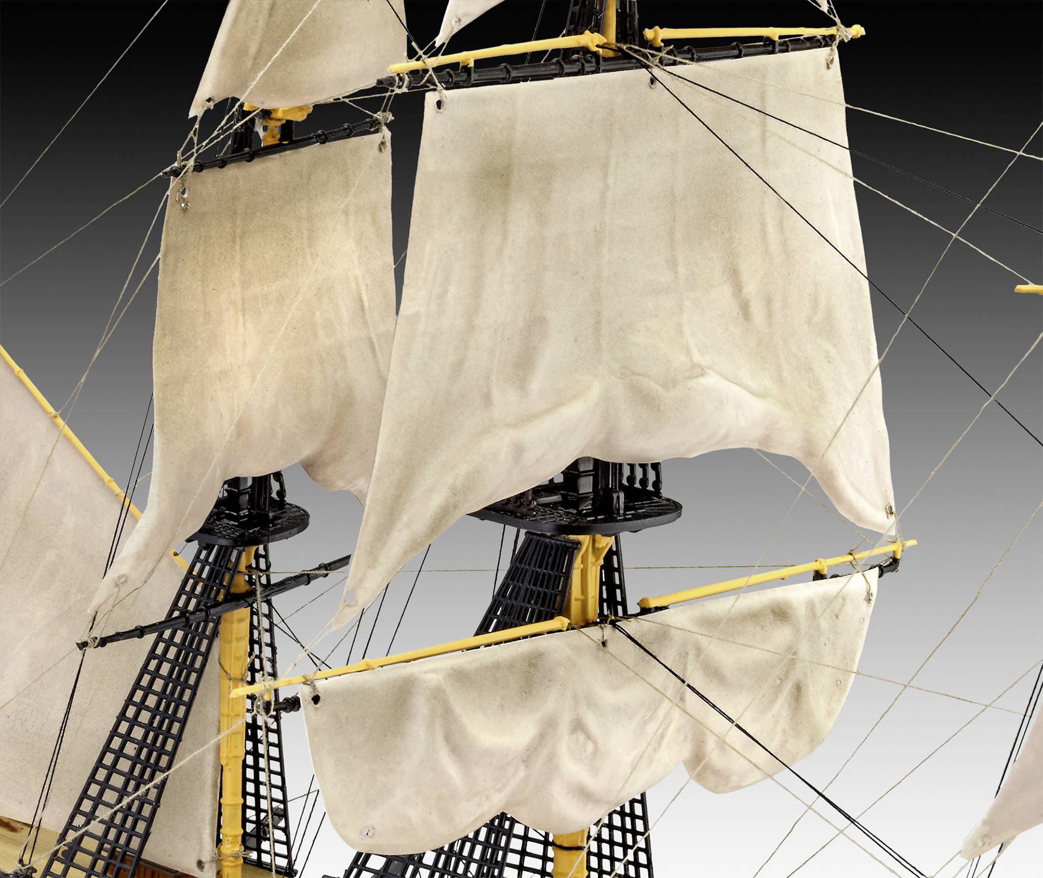 Modèle d'un navire à voiles historique avec des mâts et des voiles détaillés, illustrant l'artisanat maritime et les designs de navires historiques.