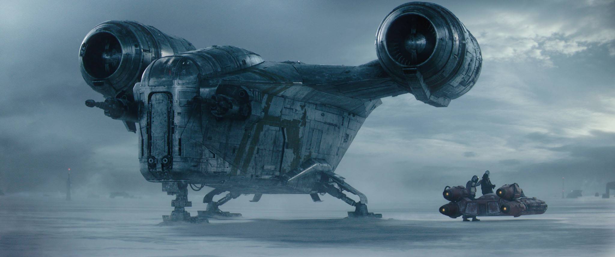 Un vaisseau spatial futuriste se pose sur une planète brumeuse, à côté duquel se tiennent des personnages près d'un petit véhicule.