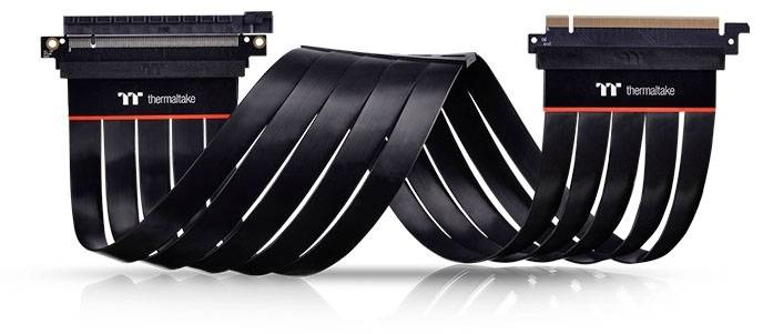 Câble de risers flexible de Thermaltake pour connecter des emplacements PCIe, avec un coude noir pour renforcer la connexion.