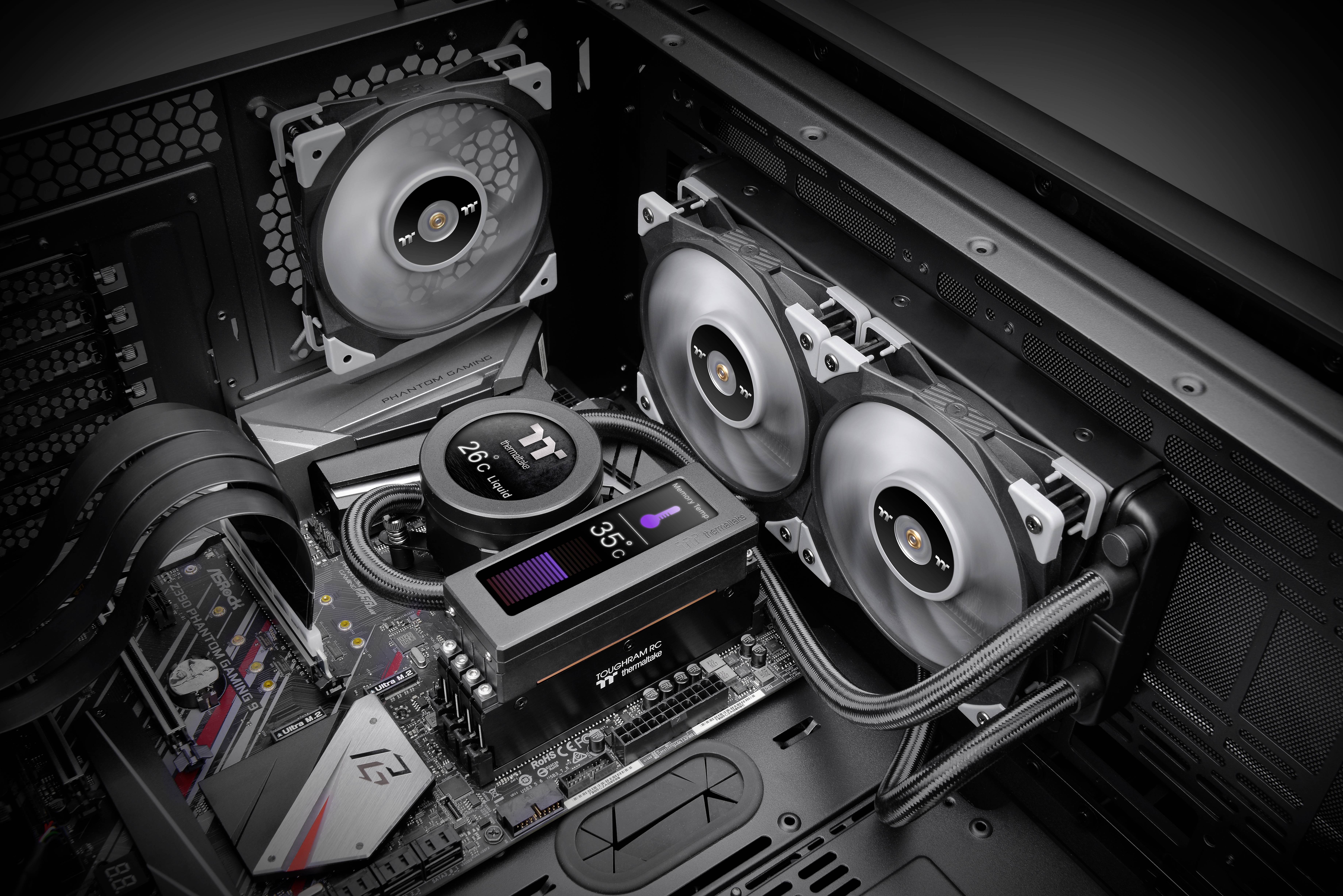 Boîtier d'ordinateur avec composants PC : un couvercle ouvert révèle des ventilateurs, une unité centrale avec affichage de température et câblage.