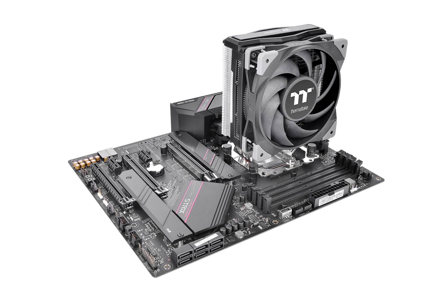 Une unité de carte mère d'ordinateur avec un système de refroidissement installé et des emplacements pour RAM, montrant les composants essentiels pour l'assemblage d'un PC.