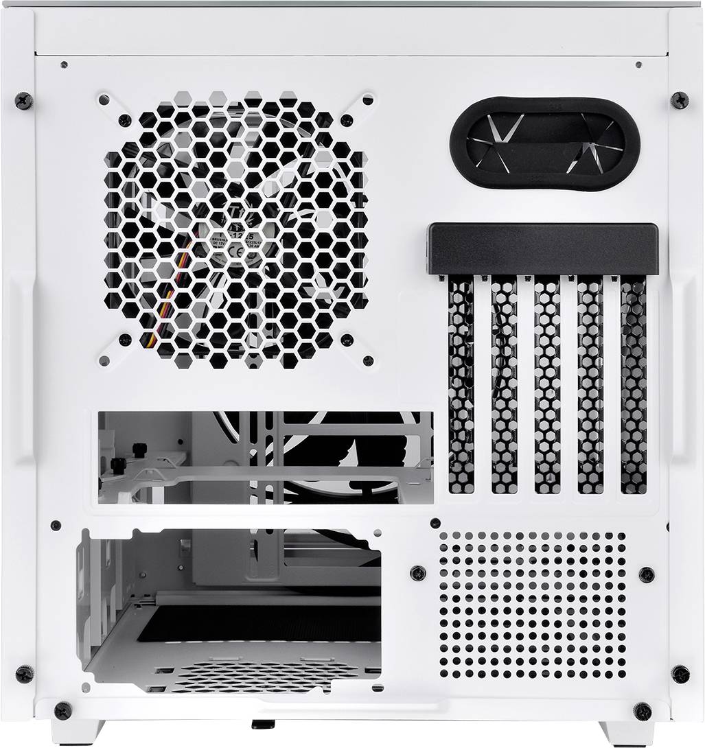 Un boîtier d'ordinateur blanc vu de dos, montrant les ouvertures de ventilation, les emplacements d'extension et les passages de câbles ; aucun composant interne n'est visible.