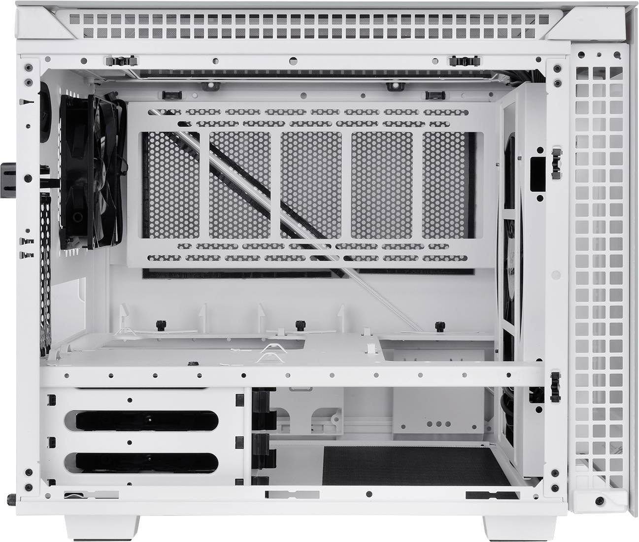 Un boîtier d'ordinateur vide de couleur blanche avec un côté ouvert. Il montre des espaces intérieurs pour la fixation de composants matériels et des fentes de ventilation.