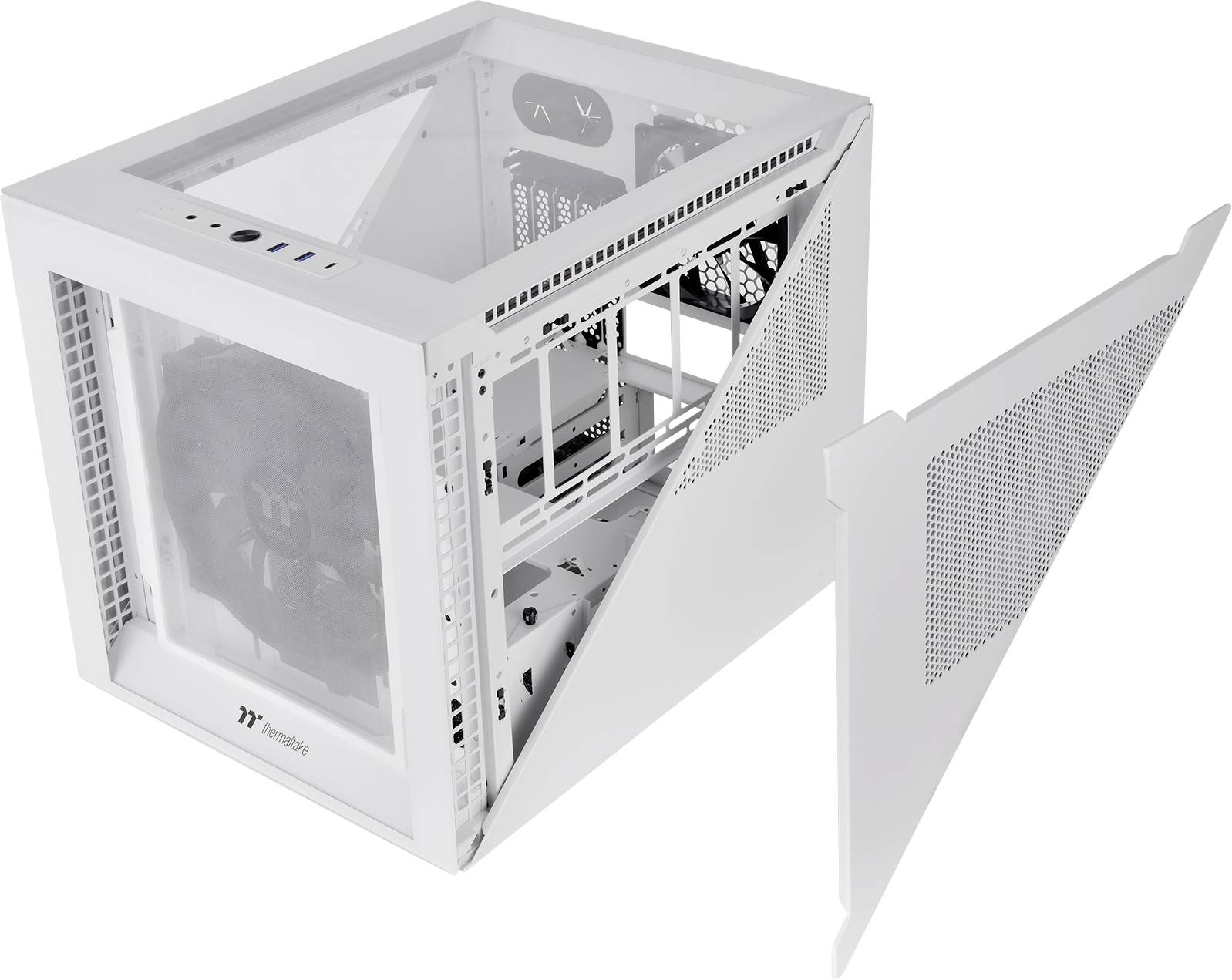 Un boîtier PC blanc ouvert avec un côté retiré. Des ventilateurs, des baies de lecteurs et le compartiment interne pour les composants sont visibles.