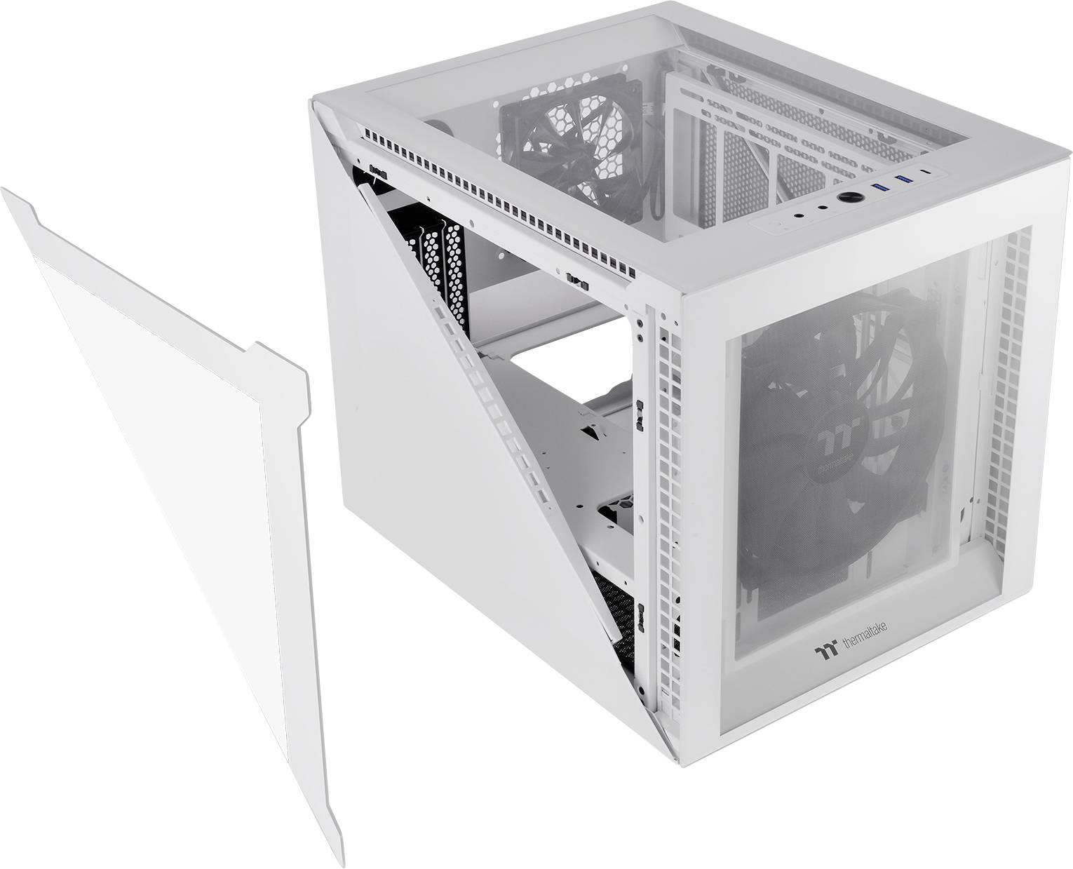 Boîtier PC blanc de Thermaltake en forme de cube avec un panneau latéral retiré, montrant la ventilation et les connexions réseau en haut.
