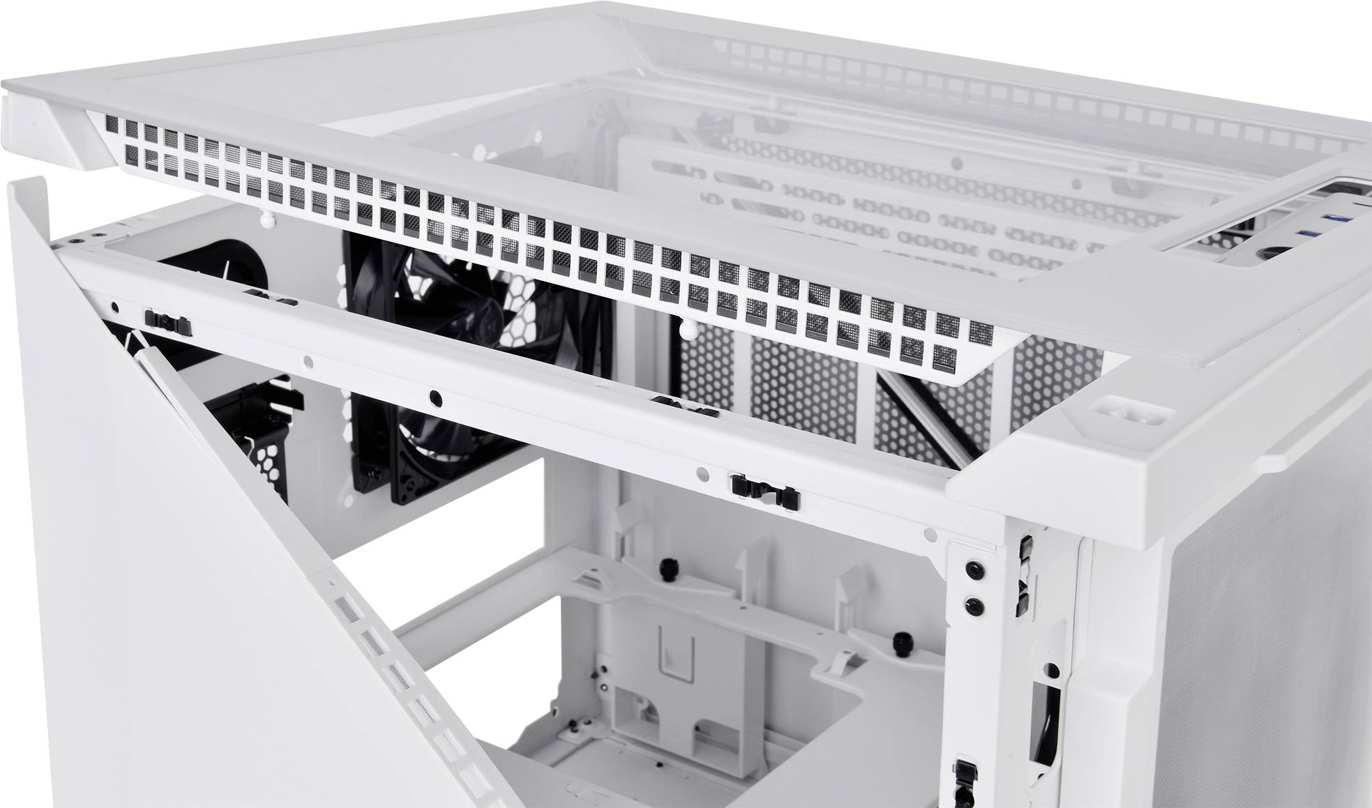 Un boîtier d'ordinateur blanc ouvert avec un ventilateur visible et des fentes de ventilation ; adapté pour les projets de construction de PC.