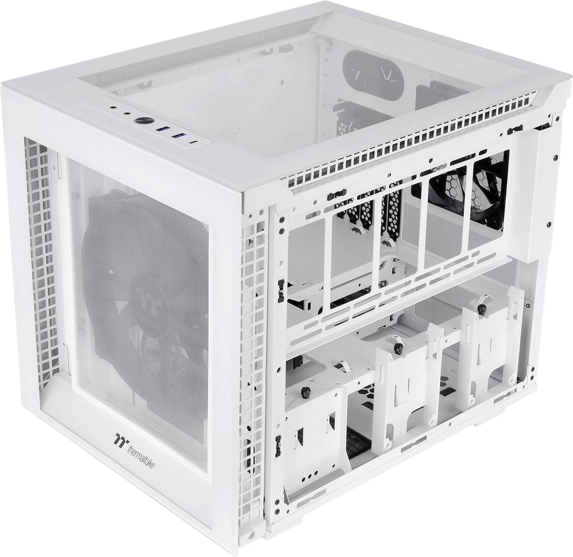Boîtier PC blanc et ouvert avec des panneaux latéraux et supérieurs transparents permettant de voir l'intérieur. Plusieurs supports de ventilateurs et baies de montage pour lecteurs sont visibles.
