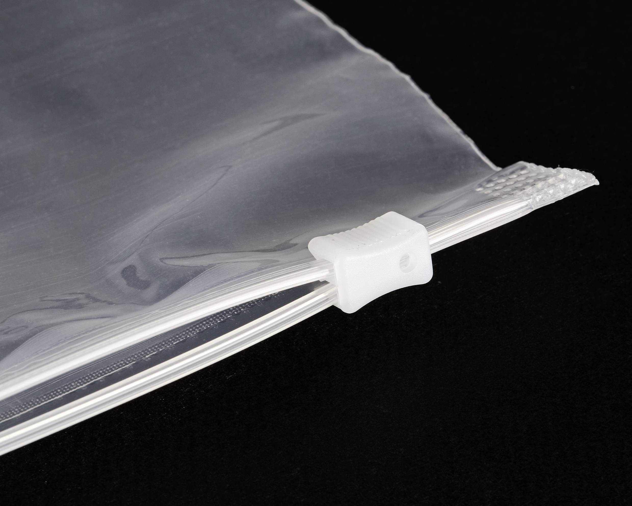 Sachet à fermeture à glissière en plastique avec curseur sur fond noir.