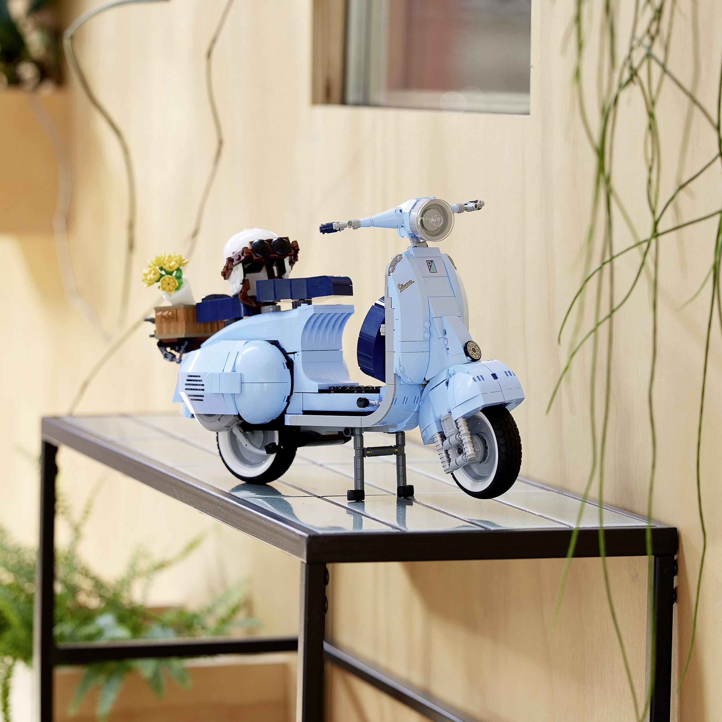 10298 LEGO® ICONS™ Vespa 125