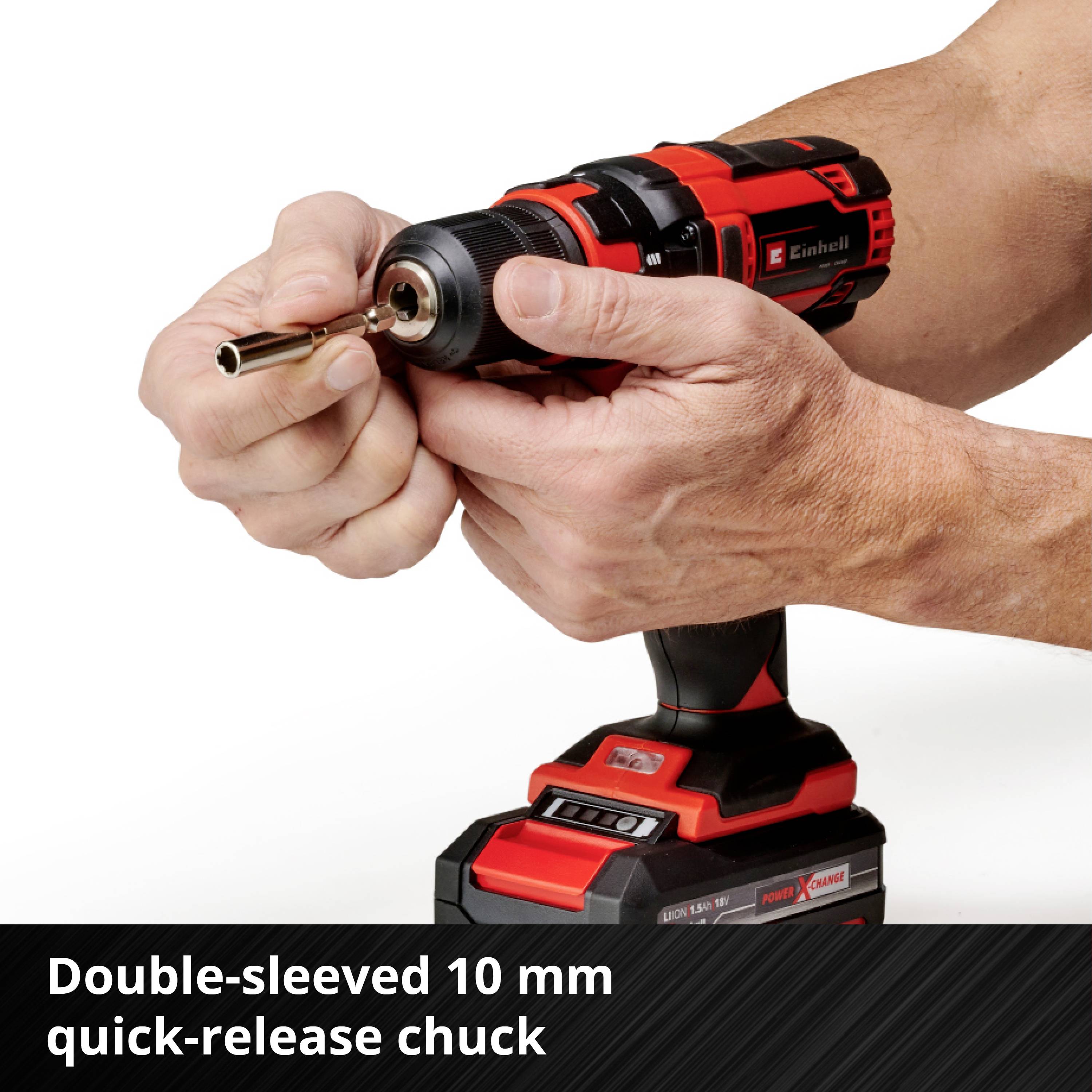 Une main tient une perceuse sans fil équipée d'un mandrin à serrage rapide à double douille, vue large.