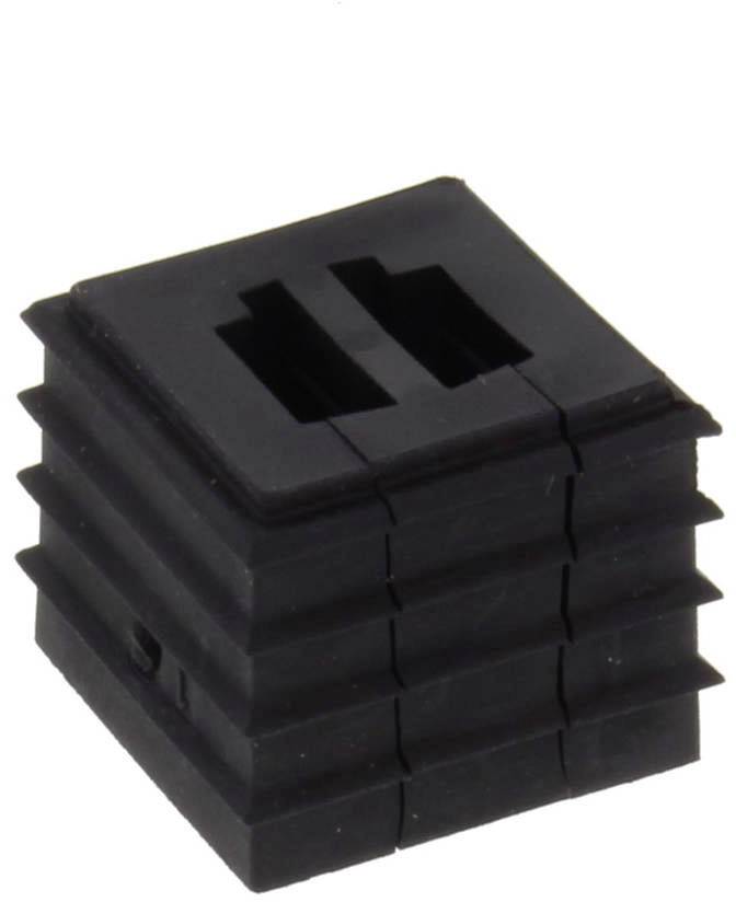 Un bouchon carré noir en plastique avec des côtés striés et deux ouvertures rectangulaires en haut, adapté pour les extrémités de tuyaux.